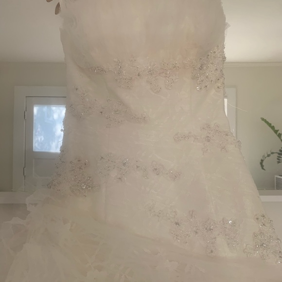 Wedding dress - Picture 3 of 9